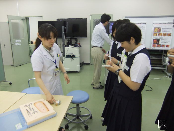 学校見学中の三春中学校の生徒たちが、医療機器を使って実習を行っている様子。