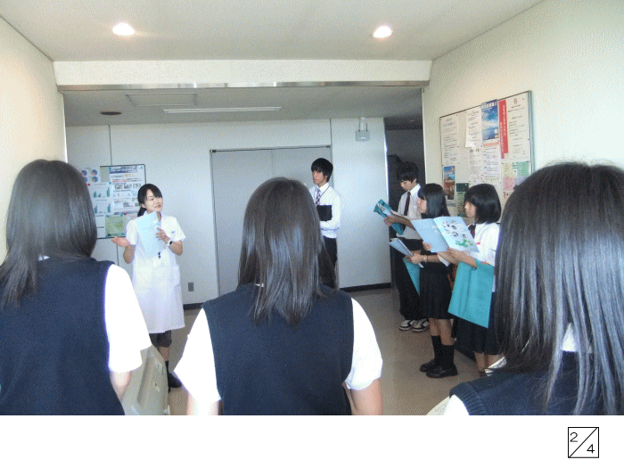 福島県立光南高等学校での学校見学中、看護師が生徒たちに説明を行っている様子。