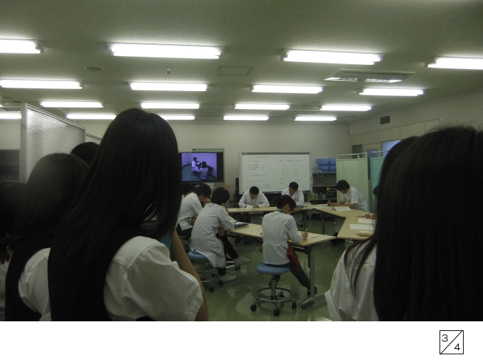 福島県立光南高等学校での学校見学の様子。生徒たちが教室で授業を受けている。