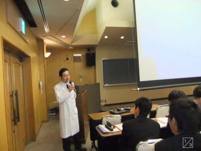 医師が講義を行っている教室の様子。学生たちが真剣に聴講している。
