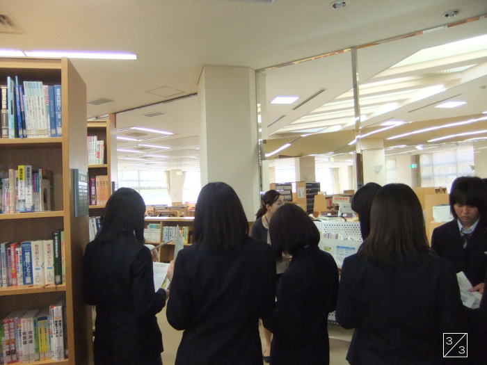 福島県立磐城高等学校の図書室で学校見学をする3年生の生徒たち。