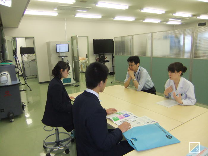 学校見学中の茗渓学園高等学校の生徒たちが、医療に関する話し合いをしている様子。