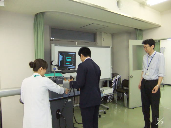 医療機器を操作する学生と指導者がいる福島県立医科大学の教室の様子。