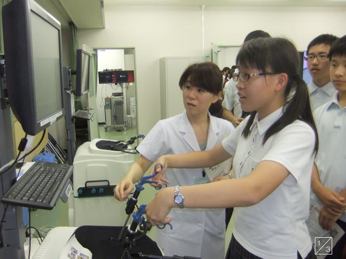 福島成蹊中学校の生徒が医療機器を操作し、教員から指導を受けている様子。