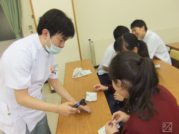 医療体験を受ける福島成蹊中学校の生徒たちと指導者の様子。