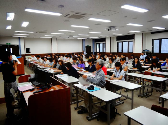 福島県立郡山高等学校での保護者・教職員向けの入試説明会の様子。多くの参加者が講義を受けている。
