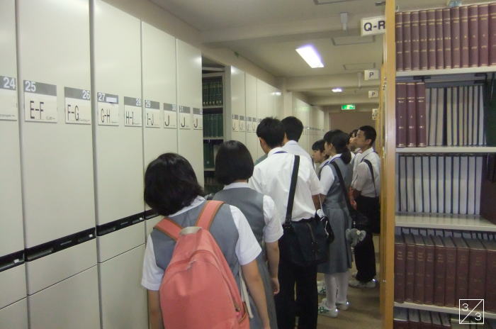 学校見学中の郡山第二中学校の3年生が、書庫の前で並んでいる様子。