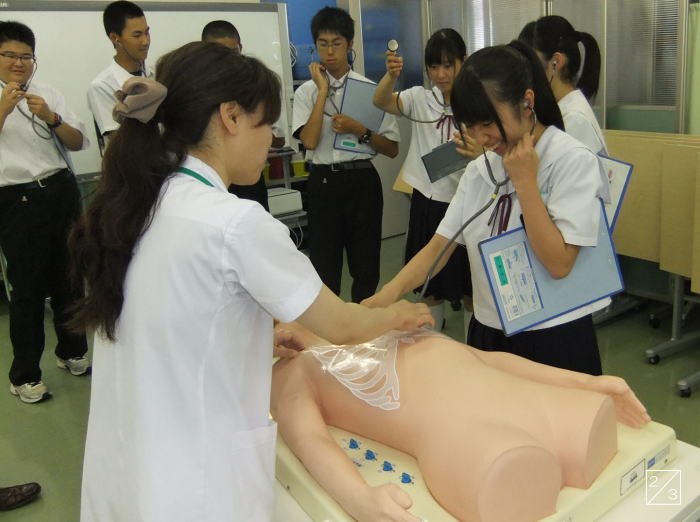 医療実習で人形を使って学ぶ郡山第一中学校の生徒たち。