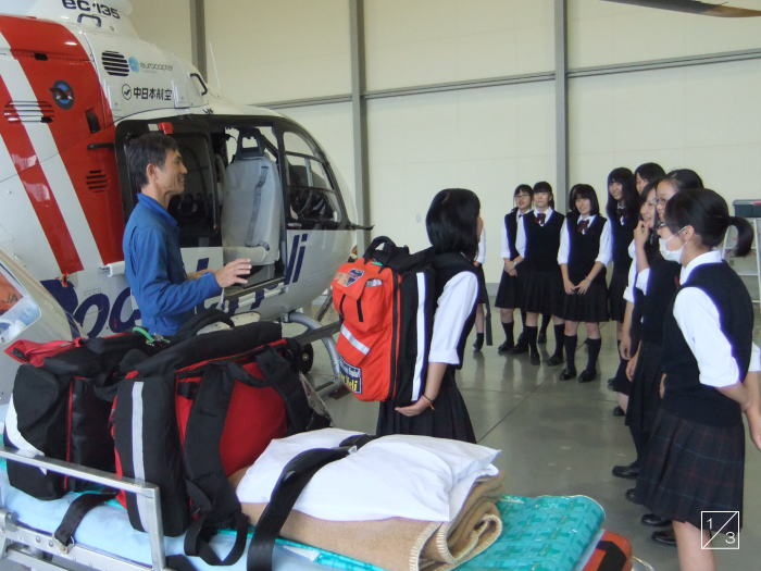 福島県立光南高等学校の1年生がヘリコプターの前で説明を受けている様子。