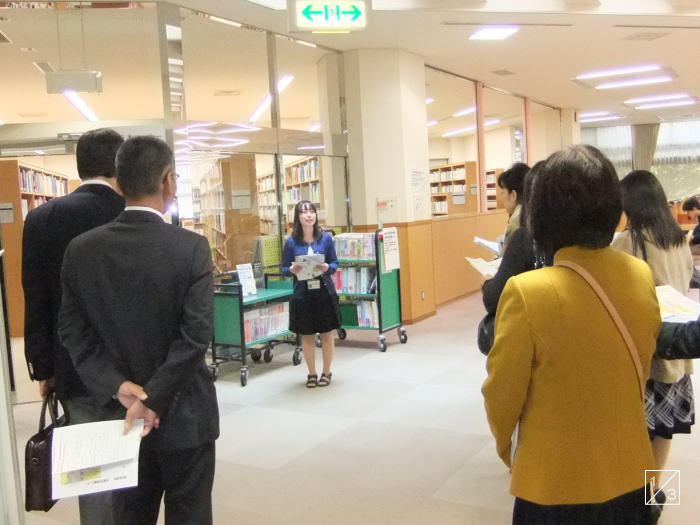 福島県立福島高等学校の図書館前で、学校見学を行う父母と教師の会の様子。