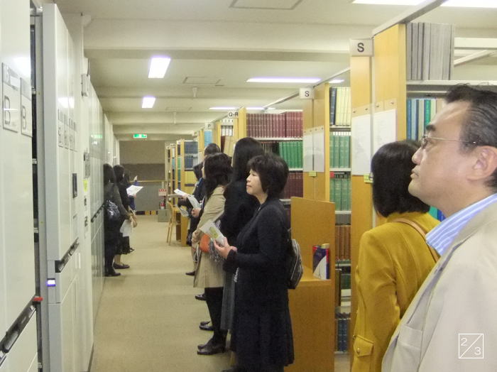 福島県立福島高等学校の図書館で、父母と教師が学校見学をしている様子。