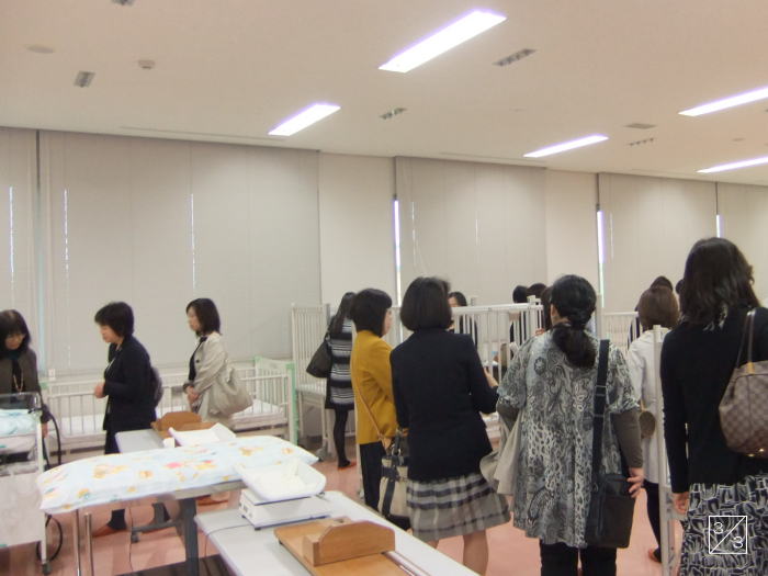 学校見学の様子。福島県立福島高等学校で父母と教師が集まり、教室内を見学している。