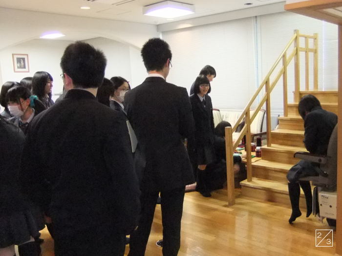 福島県立磐城高等学校の3年生が学校見学中、階段の近くで集まっている様子。