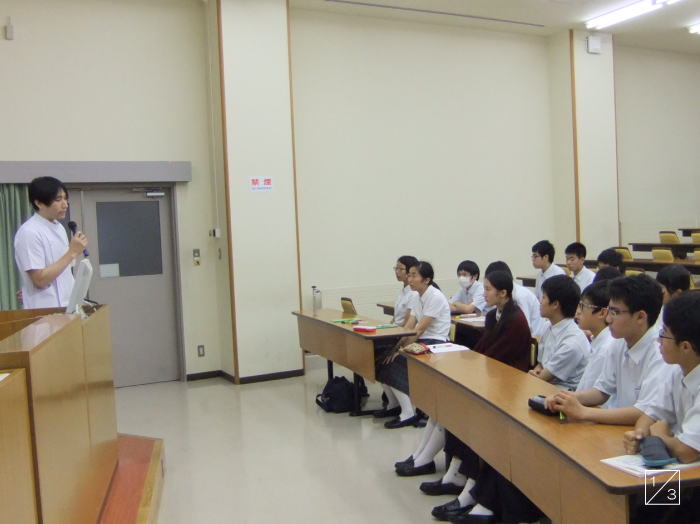 福島成蹊中学校の教室で、講師が生徒に向けて説明を行っている様子。生徒たちは真剣に話を聞いている。