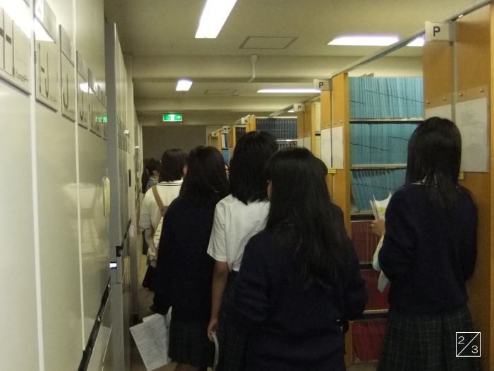 学校見学中の福島県磐城第一高等学校の生徒たちが、図書室の廊下を歩いている様子。