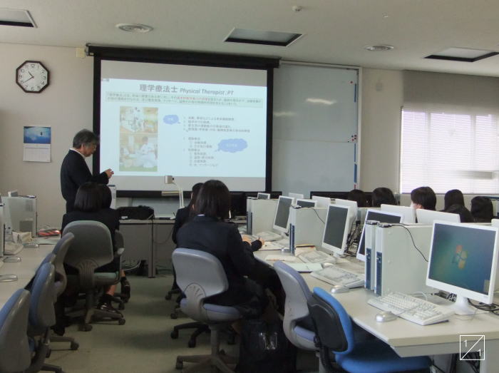 模擬授業を受ける学生たちと講師がいる教室の様子。福島県立磐城高等学校での学校見学。