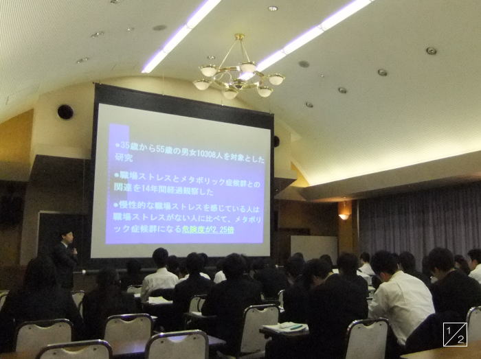 学校の講義中、スライドを見つめる学生たちの様子。福島県立磐城高等学校での学校見学の一コマ。