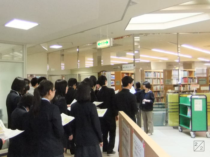 福島県立磐城高等学校の図書館で学校見学をする生徒たちの様子。