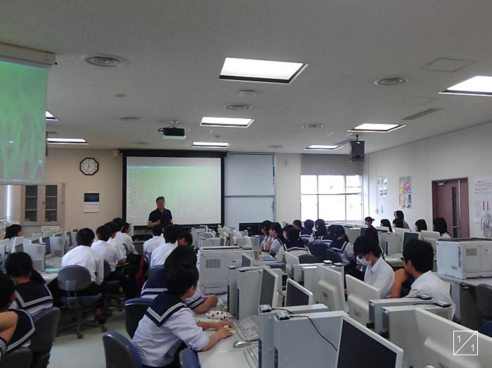 福島県立原町高等学校の教室で模擬授業を受ける生徒たち。コンピュータが並ぶ教室内の様子。
