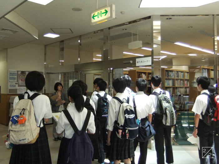 学校見学中の生徒たちが図書室の前で説明を受けている様子。福島県立会津学鳳中学校の内部。