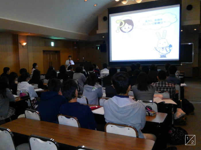 学校見学の様子。茨城県立日立第一高等学校でのプレゼンテーション中、学生たちが講師の話を聞いている。