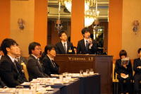 福島赤十字での臨床研修病院ネットワークガイダンスの様子。壇上で発表する学生と聴衆。