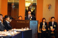 福島県臨床研修病院ネットワークガイダンス2015の会場で、講演を行う男性と聴衆の様子。