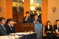 福島県臨床研修病院ネットワークガイダンス2015の会場で、講演を行う男性と聴衆の様子。