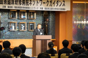 福島県臨床研修病院ネットワークガイダンスで講演する紺野病院長と聴衆の様子。