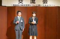 福島県臨床研修病院ネットワークの交流会で学生代表が挨拶をしている様子。