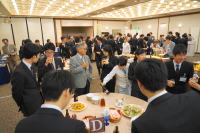 福島県臨床研修病院ネットワークの交流会で、参加者が談笑しながら食事を楽しんでいる様子。