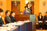 福島県臨床研修病院ネットワークガイダンス2015の会場で、講演を行う男性と聴衆の様子。