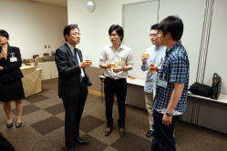 福島県臨床研修病院ネットワークの情報交換会で、数人の参加者が会話を交わしている様子。