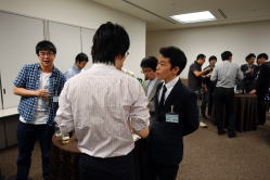 福島県臨床研修病院ネットワークの情報交換会で、参加者が交流している様子。