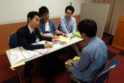 福島県臨床研修病院ネットワークの個別説明・相談会の様子。参加者が医療関係者と話し合っている。
