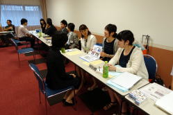 福島県臨床研修病院ネットワークの個別説明・相談会の様子。参加者がテーブルを囲んで話し合っている。