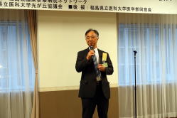 福島県臨床研修病院ネットワークの情報交換会で挨拶をする男性。