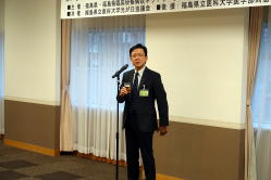 福島県臨床研修病院ネットワークの情報交換会でスピーチをする男性。