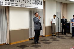福島県臨床研修病院ネットワークガイダンスの情報交換会でスピーチをする男性。