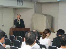 加賀谷豊教授が講演を行っているセミナーの様子。聴衆が座っている。