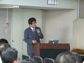 福島赤十字病院の鈴木恭一先生が指導医セミナーで講演している様子。