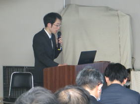 渡辺秀平先生が講演を行っている様子、聴衆が注目している。