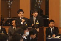 福島県臨床研修病院ネットワークガイダンス2016の会場で、スピーカーが質問をしている様子。参加者が真剣に聞き入っている。