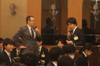 福島県臨床研修病院ネットワークガイダンス2016の会場で、講演を行う二人の男性と聴衆の様子。