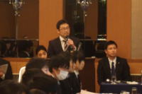 福島県臨床研修病院ネットワークガイダンス2016の会場で、スピーチをする男性と聴衆の様子。