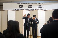 福島県臨床研修病院ネットワークの交流会で乾杯する二人の男性。