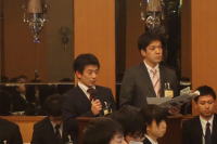 福島県臨床研修病院ネットワークガイダンス2016の会場で、スーツを着た男性が発表を行っている様子。