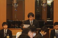 福島県臨床研修病院ネットワークガイダンス2016でスピーチを行う男性と参加者たち。