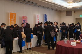 福島県臨床研修病院ネットワークガイダンス2017の会場で、参加者が病院PRコーナーを訪れている様子。