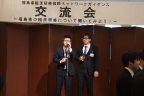 福島県臨床研修病院ネットワークの交流会で、学生代表が挨拶をしながら乾杯している様子。